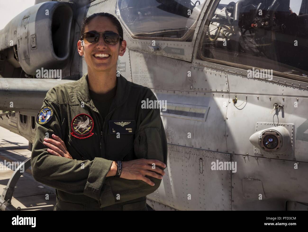 Le major du Corps des Marines américain Moghbeli Jasmin, un pilote affecté à Marine Test et d'évaluation (1) l'Escadron VMX, mène son dernier vol à bord d'un AH-1 Cobra' 'au Marine Corps Air Station Yuma (Arizona), le 7 juin 2017. Le Moghbeli fera rapport au Centre spatial Johnson à Houston, au Texas, plus tard cette année d'assister à la classe de candidats astronautes de la NASA en 2017. Banque D'Images