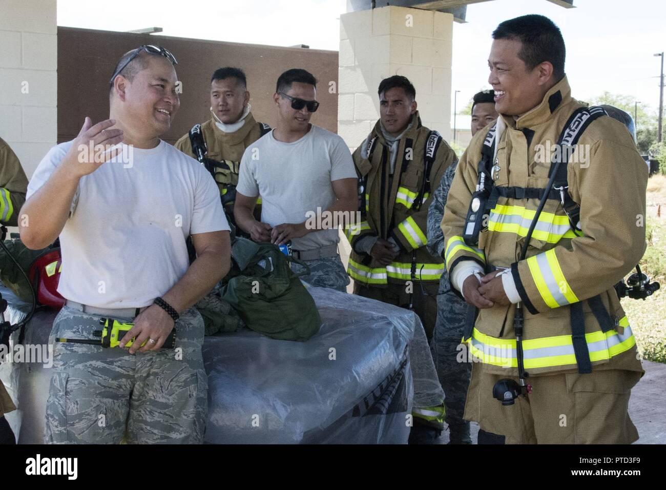 Réserver aviateurs citoyen Maître Chef Sgt. Desmond Yogi, un chef des pompiers avec le 624th escadron de Génie Civil (à gauche), et le lieutenant-colonel Melvin Ibarreta, commandant adjoint du Groupe de soutien régional 624th, parler avec les pompiers avant qu'un exercice de tir réel conjointe entre le service d'incendie de l'état d'Hawaï et de l'Air Force Reserve's 624th groupe de soutien régional le 9 juillet, 2017 at Joint Base Harbor-Hickam Pearl, Washington. Plus de 40 pompiers ont participé à l'exercice qui s'est concentré sur l'utilisation de techniques appropriées pour éteindre un incendie d'aéronefs. Situé sur Oahu et une composante de la Réserve aérienne, la Banque D'Images