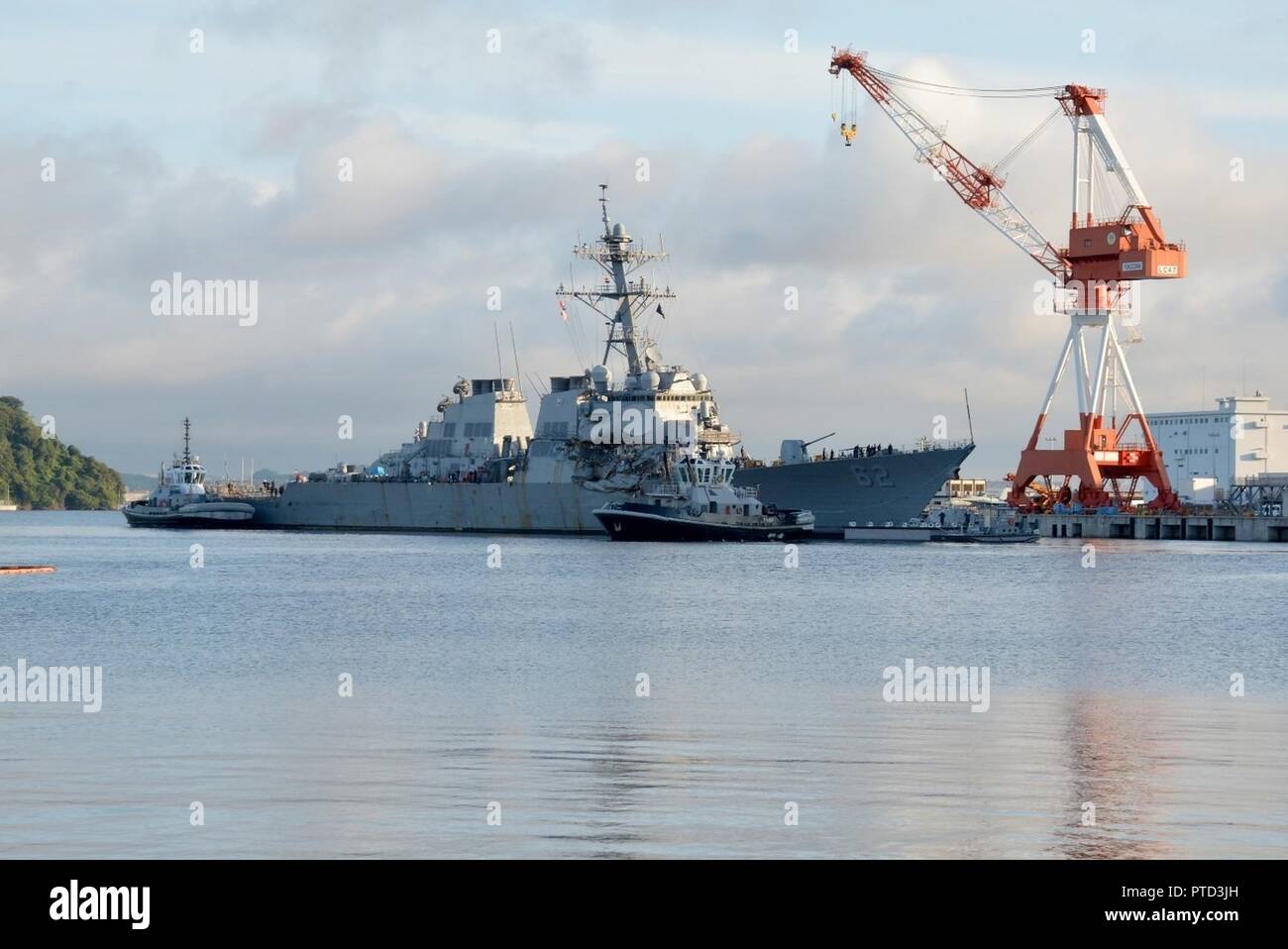 YOKOSUKA, Japon (11 juillet 2017) - Cour de classe vaillants remorqueurs Seminole (YT 805) et de Menominee (YT 807) aider la classe Arleigh Burke destroyer lance-missiles USS Fitzgerald (DDG 62) qu'il s'oriente vers Dry Dock à 4 Activités de la flotte (FLEACT) Yokosuka pour continuer les réparations et d'évaluer les dommages subis à ses 17 juin collision avec un navire marchand. FLEACT fournit de Yokosuka, maintient et exploite les installations de base et des services à l'appui de la 7ème Flotte américaine déployée sur l'avenir des forces navales, 71 commandes et 26 000 locataires du personnel militaire et civil. Banque D'Images