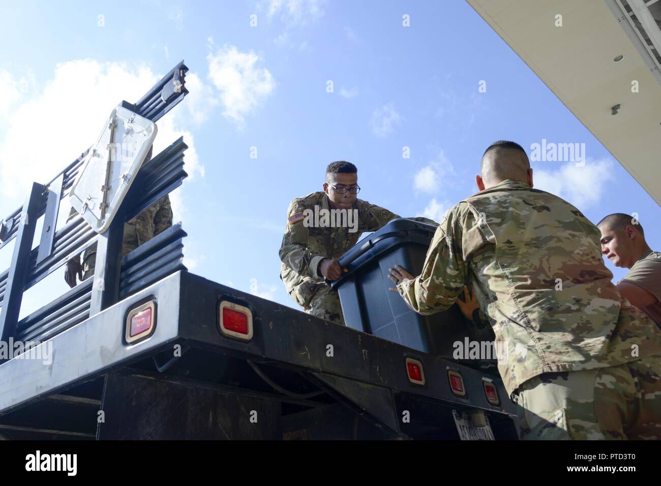 La Garde nationale de l'Armée de New York sacs de charge sur un camion à Stewart Air National Guard Base, Newburgh, New York le 7 juillet avant de déployer à Rockhampton, Australie pour un exercice multinational interarmées. Le lieutenant-colonel James Gonyo, New York Army National Guard directeur de la logistique, a déclaré que travailler avec la 105e Airlift Wing a permis de sauver du temps et de rendre le processus beaucoup plus efficace que s'ils ont utilisé l'aéroport commercial. Banque D'Images