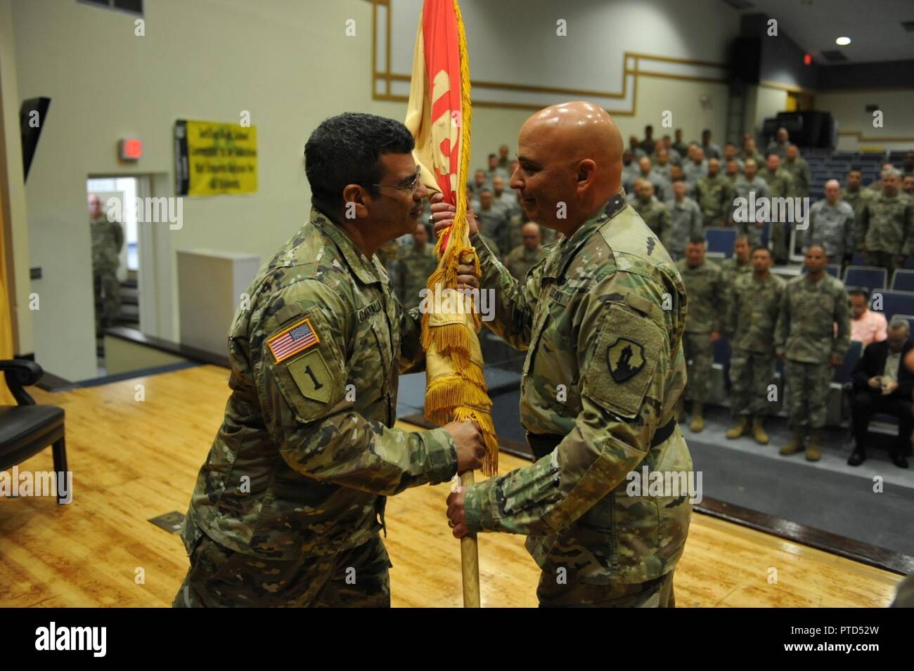 Le colonel Mike Caraballo passe le drapeau à Brigue. Le général Alberto C. Rosende, renoncer à son commandement et de gratitude pour l'occasion de diriger des soldats du 166e groupe d'appui régional au cours d'une cérémonie de passation de commandement à Antilles High School Auditorium, Fort Buchanan, Puerto Rico, le 9 juillet. Banque D'Images