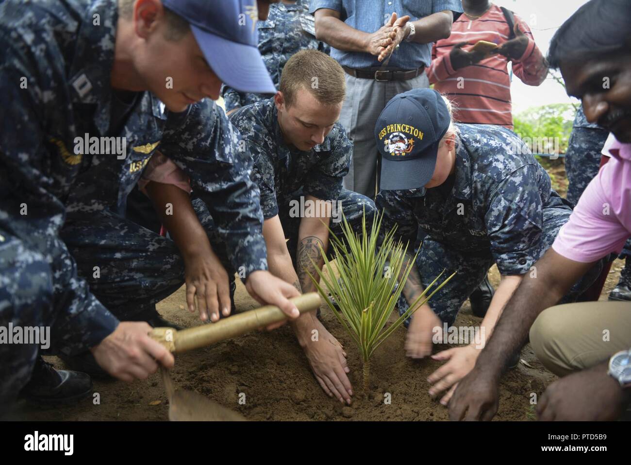 CHENNAI, Inde (12 juillet 2017) Les marins du porte-avions Nimitz Group (CSG) planter un arbre à la Young Men's Christian Association (YMCA) École secondaire. Nimitz CSG participe actuellement à l'exercice 2017 de Malabar. 2017 Malabar est la dernière d'une série d'exercices entre la marine indienne, l'auto-défense maritime du Japon et de la Marine qui a pris de l'ampleur et de la complexité au fil des ans pour répondre à la variété des menaces communes à la sécurité maritime dans la région du Pacifique-Indo-Asia. Banque D'Images