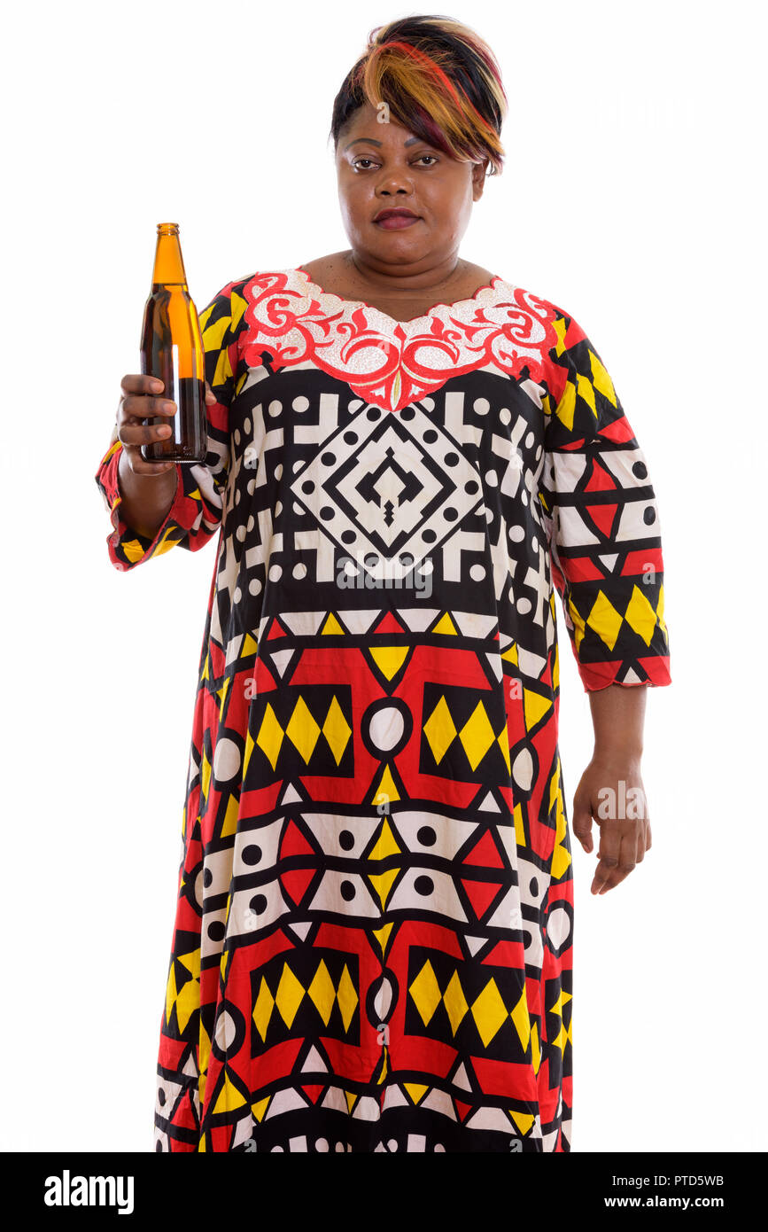 Portrait de femme africaine noire gras tout en maintenant l'article bo Banque D'Images