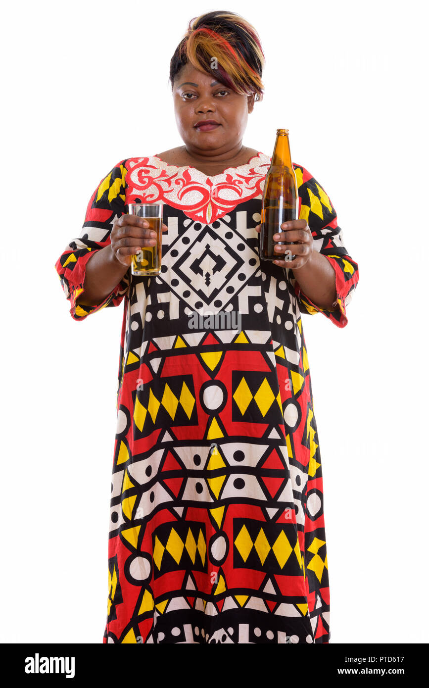 Portrait de femme africaine noire gras tout en maintenant l'article gl Banque D'Images