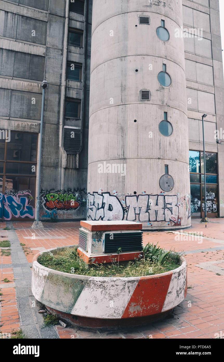 Western City Gate, ou Tour Genex, (construit 1979, architecte Mihajlo Mitrović), nouveau Belgrade (Beograd), Belgrade, Serbie, Balkans, Septembre 2018 Banque D'Images