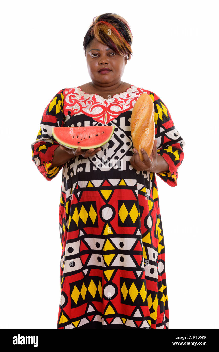 Femme africaine noire gras réfléchie tout en maintenant l'article pain Banque D'Images