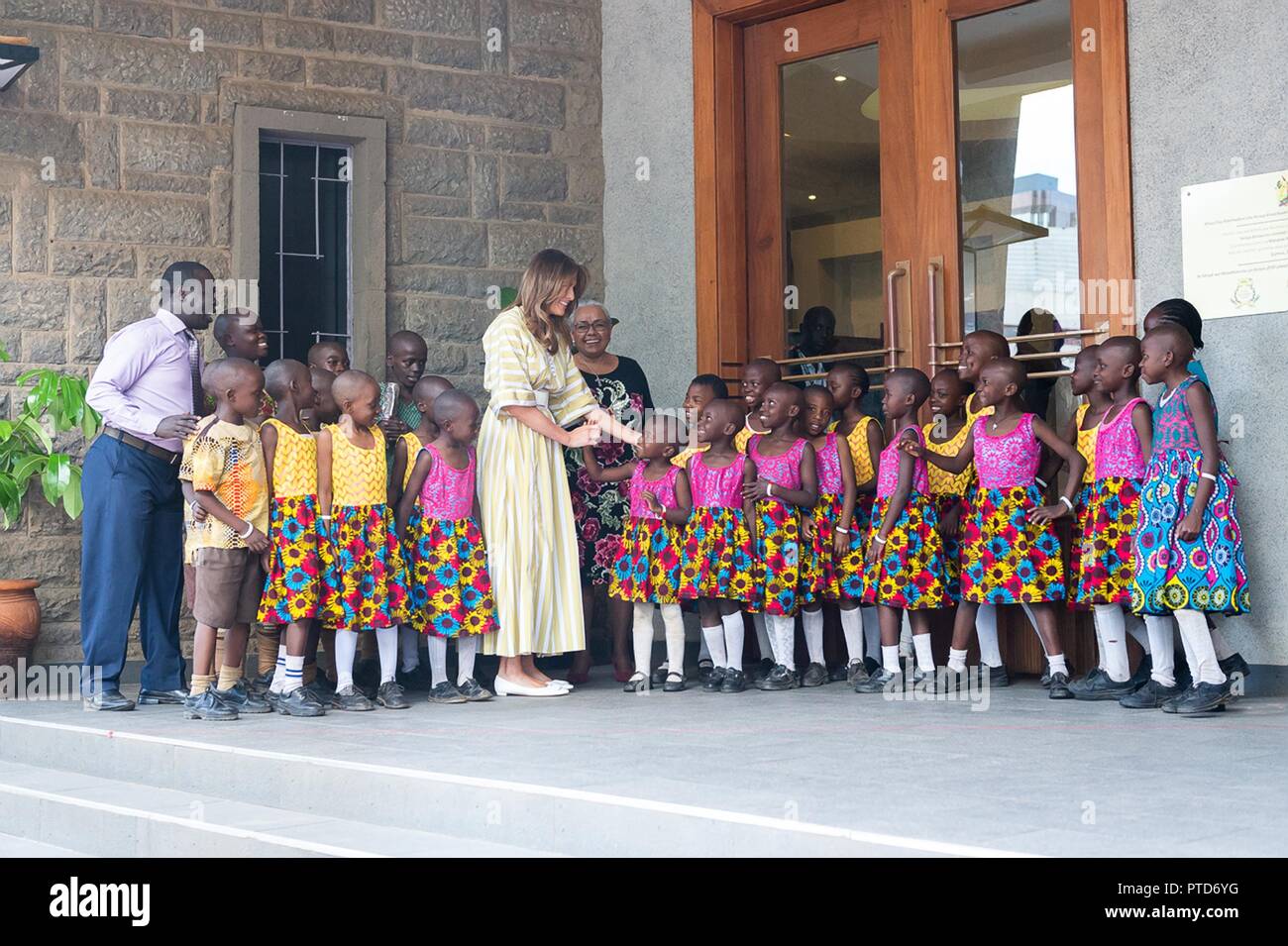 La première dame des États-Unis Melania Trump et Margaret Kenyatta, Première Dame du Kenya sont accueillis par des enfants chantant des chansons qu'ils arrivent à l'Théâtre National du Kenya Le 5 octobre 2018 à Nairobi, au Kenya. C'est le premier solo voyage international par la Première Dame. Banque D'Images