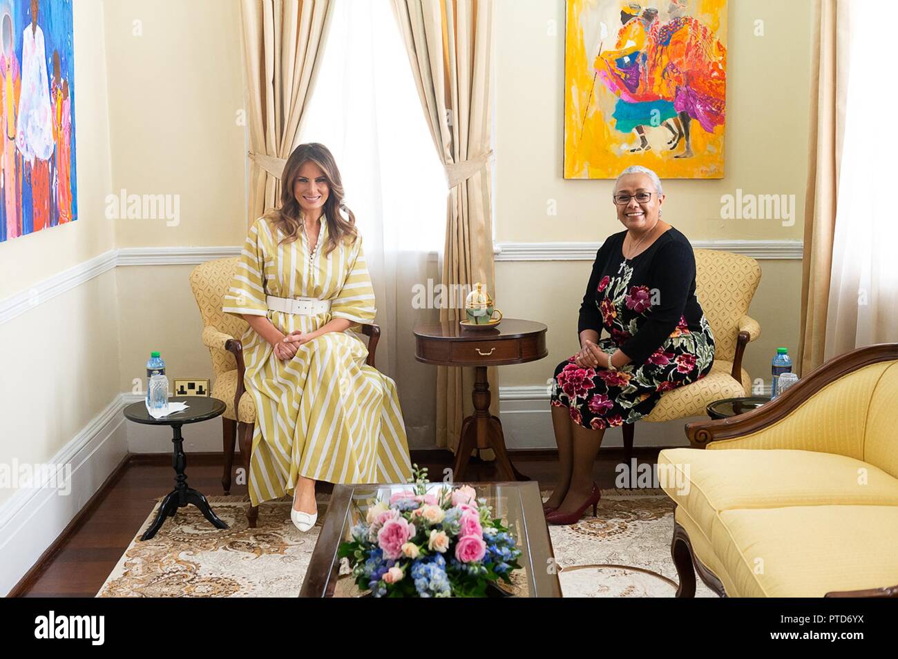 La première dame des États-Unis Melania Trump et Margaret Kenyatta, Première Dame du Kenya, droite, réunit à la State House, le 5 octobre 2018 à Nairobi, au Kenya. C'est le premier solo voyage international par la Première Dame. Banque D'Images
