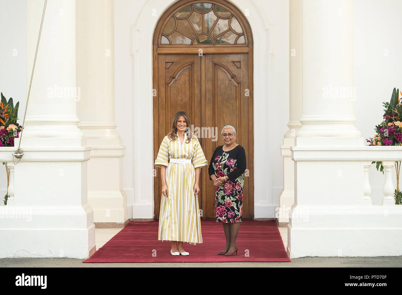 La première dame des États-Unis Melania Trump et Margaret Kenyatta, Première Dame du Kenya, droit, tenir ensemble après l'arrivée à l'Assemblée le 5 octobre 2018 à Nairobi, au Kenya. C'est le premier solo voyage international par la Première Dame. Banque D'Images