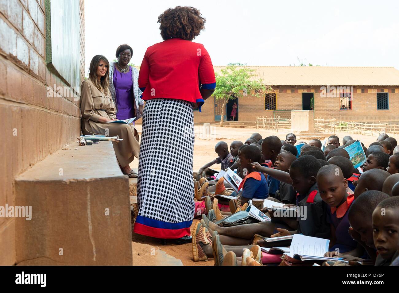 La première dame des États-Unis Melania Trump et directrice Maureen Masi regarder une classe en plein air l'apprentissage de l'anglais et le Chichewa langues à l'école primaire Chipala 4 Octobre 2018 à Lilongwe, Malawi. C'est le premier solo voyage international par la Première Dame. Banque D'Images