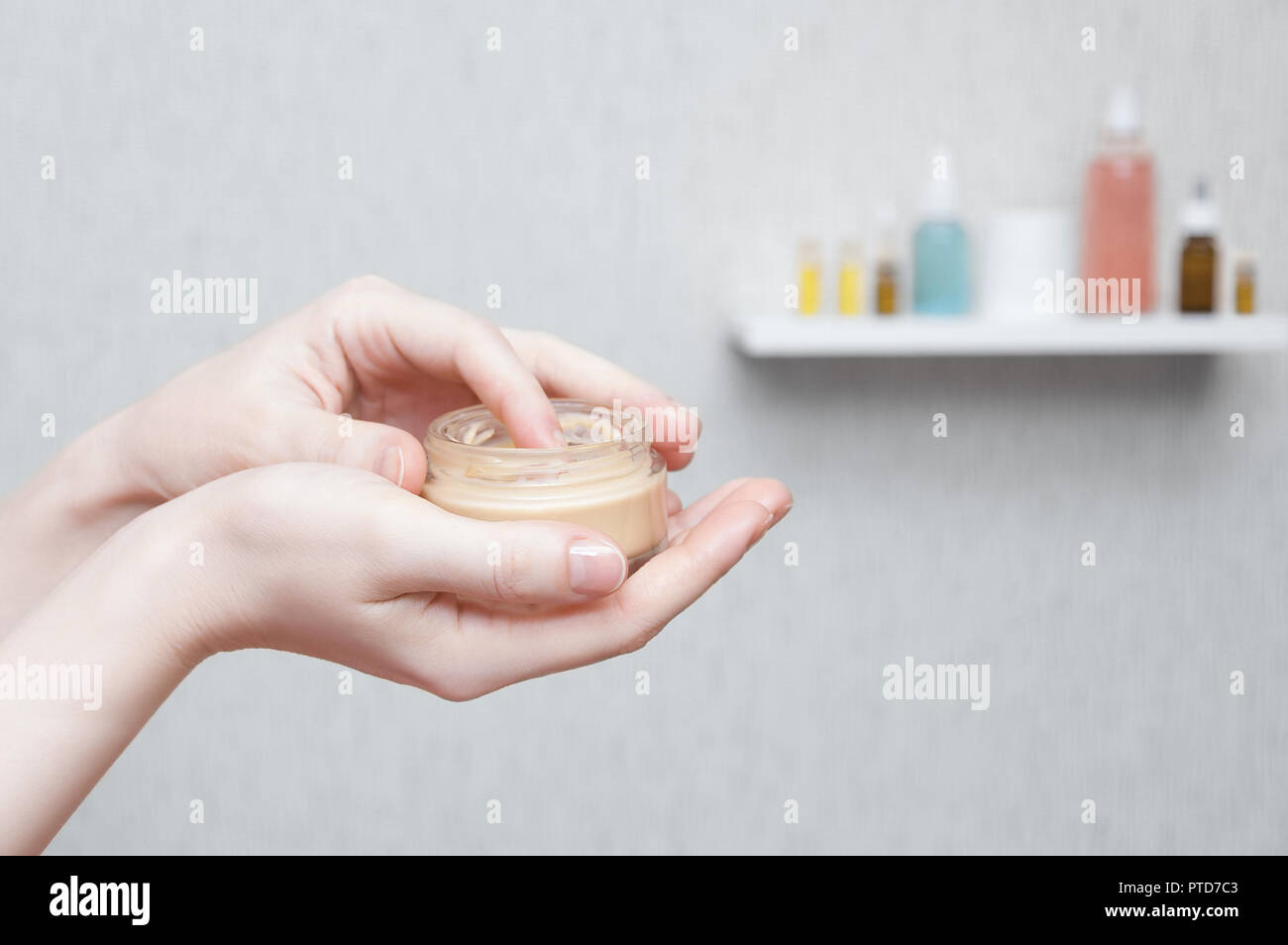 Les mains avec un peut de crème close-up à domicile Banque D'Images