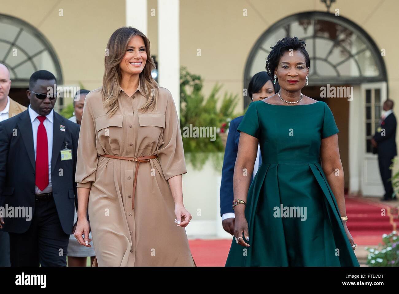 La première dame des États-Unis Melania Trump arrive au Malawi State House escorté par Gertrude Maseko Mutharika, la première dame du Malawi le 4 octobre 2018 à Lilongwe, Malawi. C'est le premier solo voyage international par la Première Dame. Banque D'Images