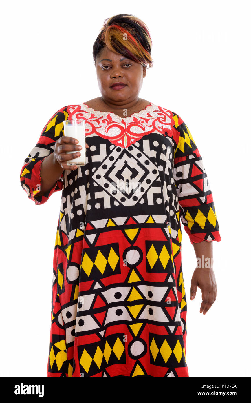 Portrait de femme africaine noire gras tout en maintenant l'article gl Banque D'Images