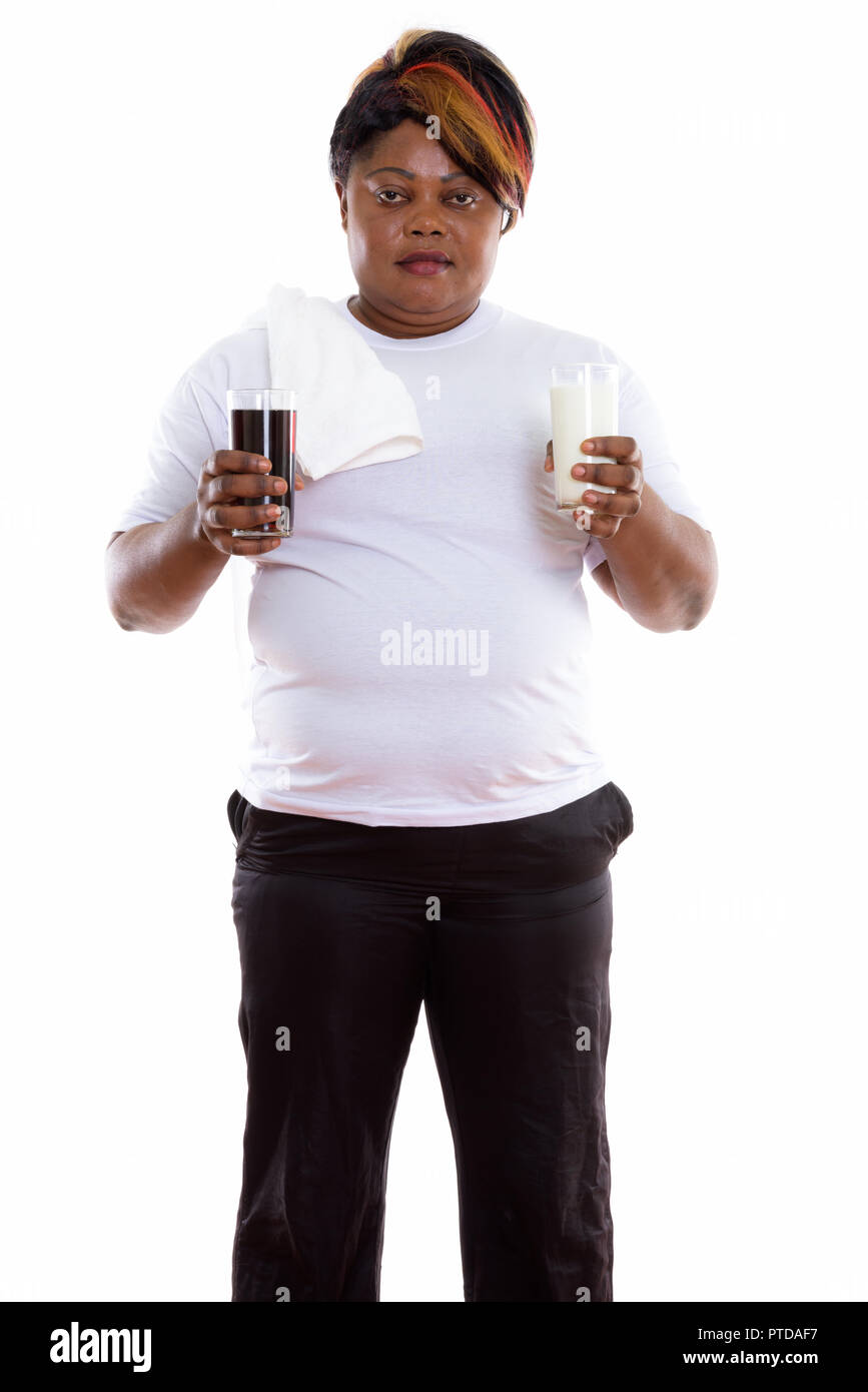 Portrait de femme africaine noire gras tout en maintenant l'article gl Banque D'Images