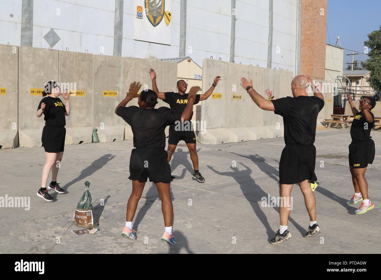 Les Adjudants-chefs de toute l'air de Bagram, en Afghanistan, la conduite de l'état de préparation physique formation ensemble pour célébrer le 99e anniversaire de l'officier de corps, 8 juillet. La fête de deux jours a réuni plus de 40 sous-officiers ensemble pour commémorer la journée. Le premier jour de la fête, les adjudants se sont réunis pour procéder à l'état de préparation physique de la formation et de participer à un événement social qui a permis les adjudants de rencontrer et d'en apprendre davantage sur ce que les autres se spécialisent dans. Le deuxième jour, les sous-officiers se sont réunies pour fixer pendant le déjeuner. Banque D'Images