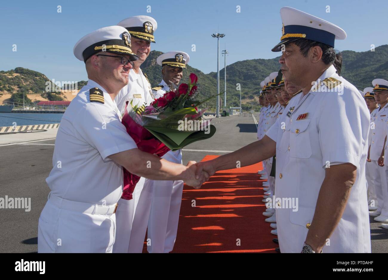 Vietnam, CAM RANH (Juillet 10, 2017) Le Cmdr. Douglas Meagher (à gauche), commandant à bord du navire de combat littoral USS Coronado (LCS 4) échanges adieux avec les responsables militaires et civils vietnamiens au cours de la cérémonie de clôture de l'activité de l'engagement naval (AEN) Vietnam 2017, 10 juillet. L'engagement est l'occasion pour les marins de la Marine populaire du Vietnam et d'interagir et de partager des connaissances pour renforcer les capacités mutuelles et renforcer des partenariats solides. Banque D'Images