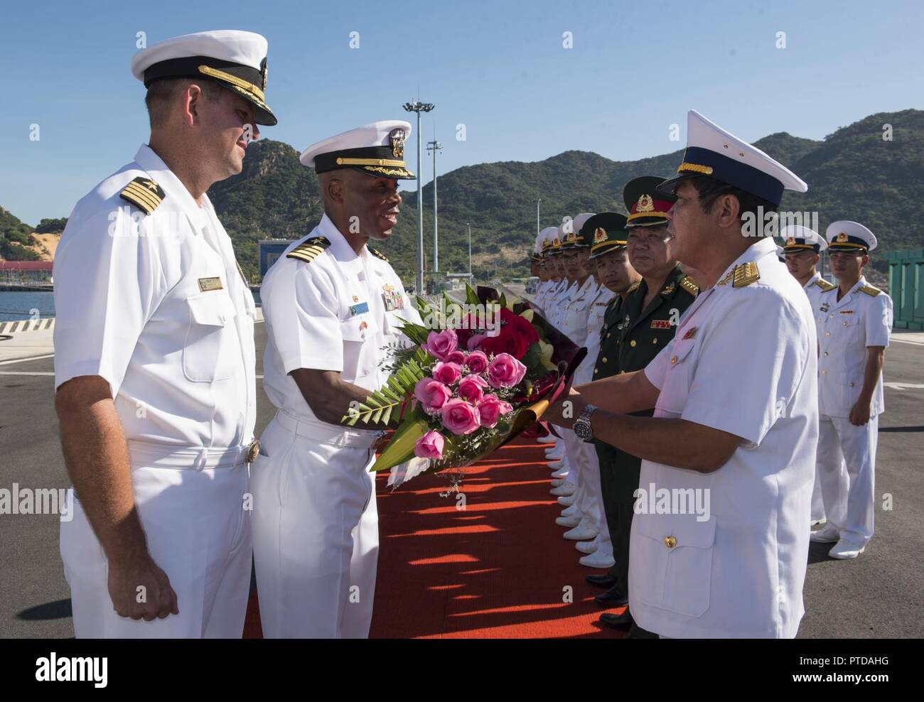Vietnam, CAM RANH (Juillet 10, 2017) Le Capitaine Chris Sharman (à gauche), l'Attaché naval de l'ambassade des États-Unis à Hanoi et le capitaine Lex Walker (à droite), le commodore, Destroyer Squadron 7 échange adieux avec les responsables militaires et civils vietnamiens au cours de la cérémonie de clôture de l'activité de l'engagement naval (AEN) Vietnam 2017, 10 juillet. L'engagement est l'occasion pour les marins de la Marine populaire du Vietnam et d'interagir et de partager des connaissances pour renforcer les capacités mutuelles et renforcer des partenariats solides avec la communauté locale. Banque D'Images