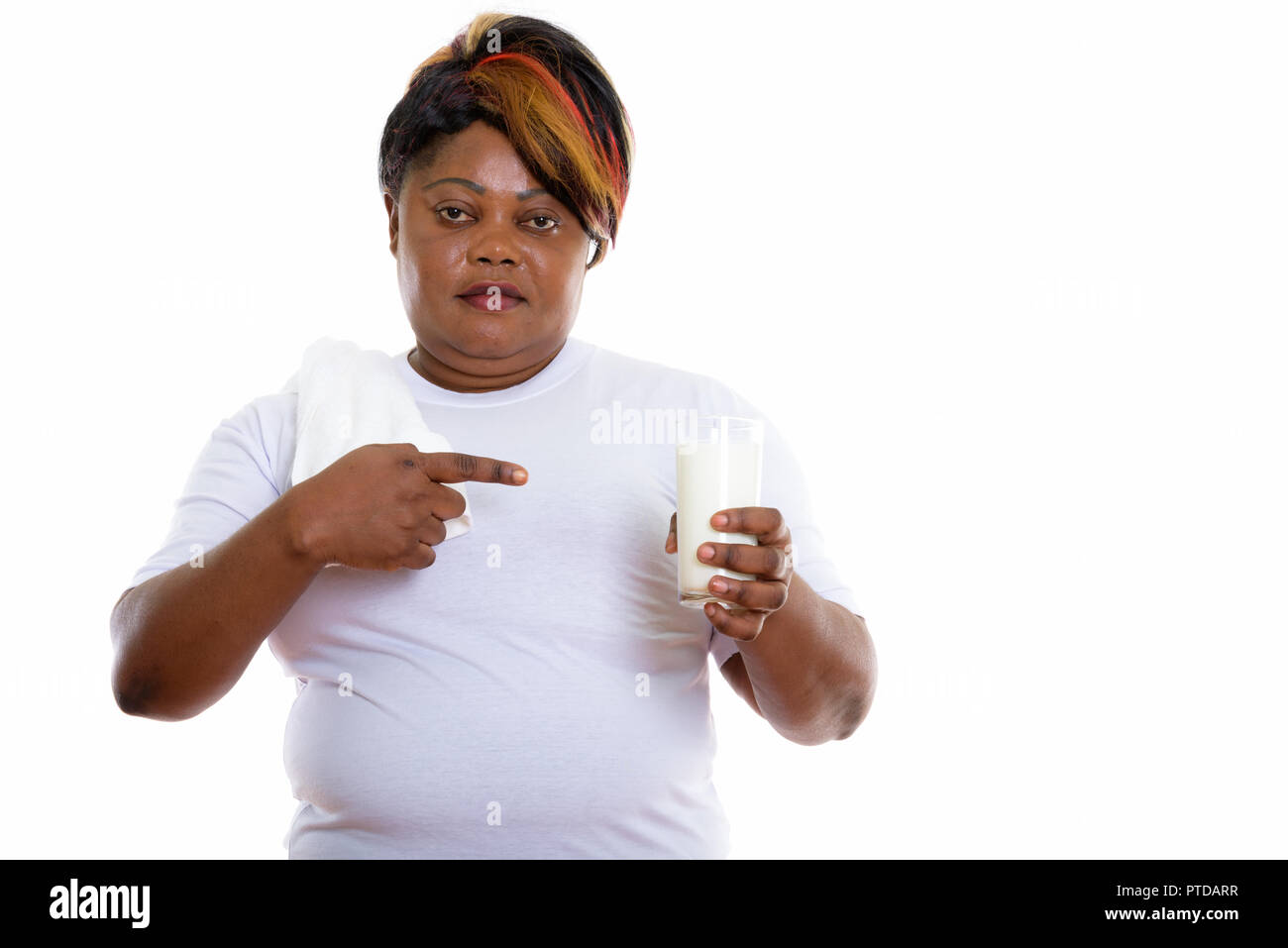 Studio shot of fat black African woman holding et pointant sur g Banque D'Images