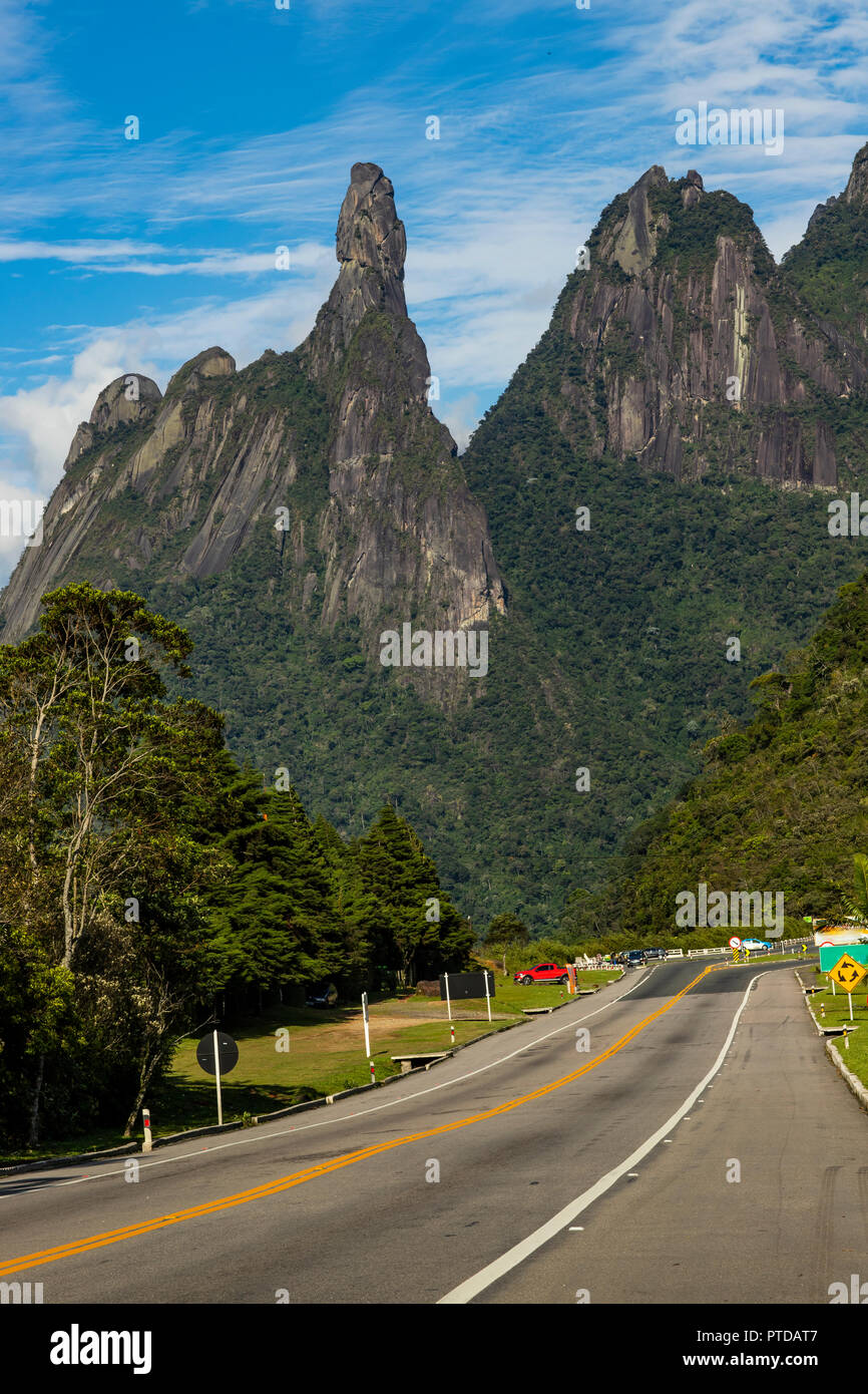 Le doigt de Dieu, paysage de montagnes de l'état de Rio de Janeiro. Situé près de la ville de Teresopolis, au Brésil, en Amérique du Sud. L'espace pour écrire des textes, Banque D'Images