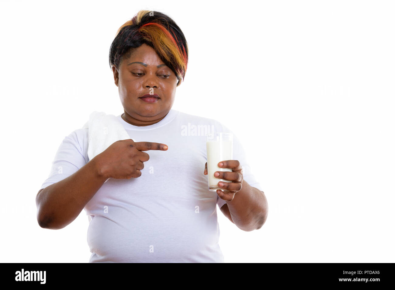 Portrait de femme africaine noire gras et en montrant à la g Banque D'Images