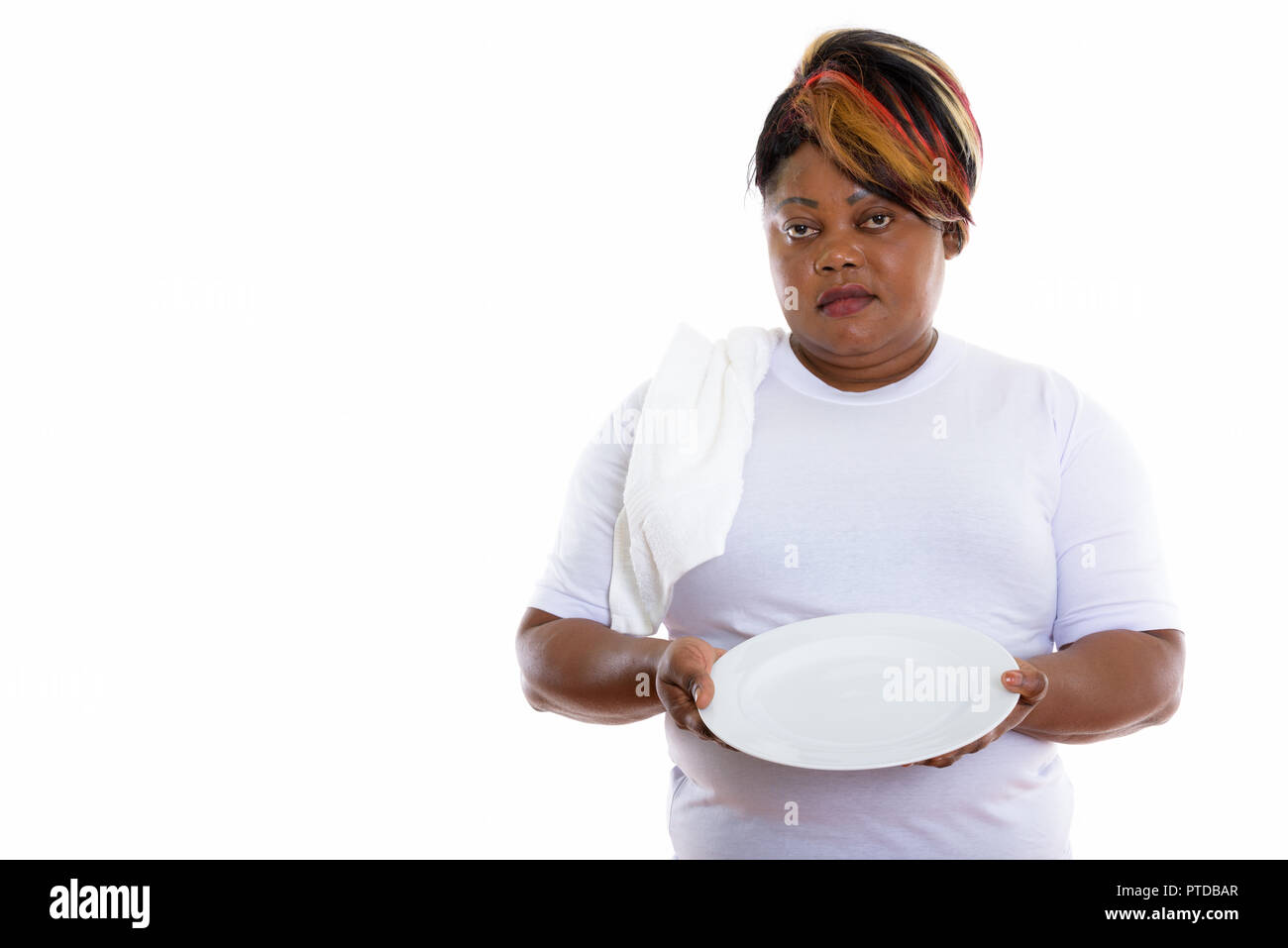 Studio shot of fat black African woman holding empty plaque blanche Banque D'Images