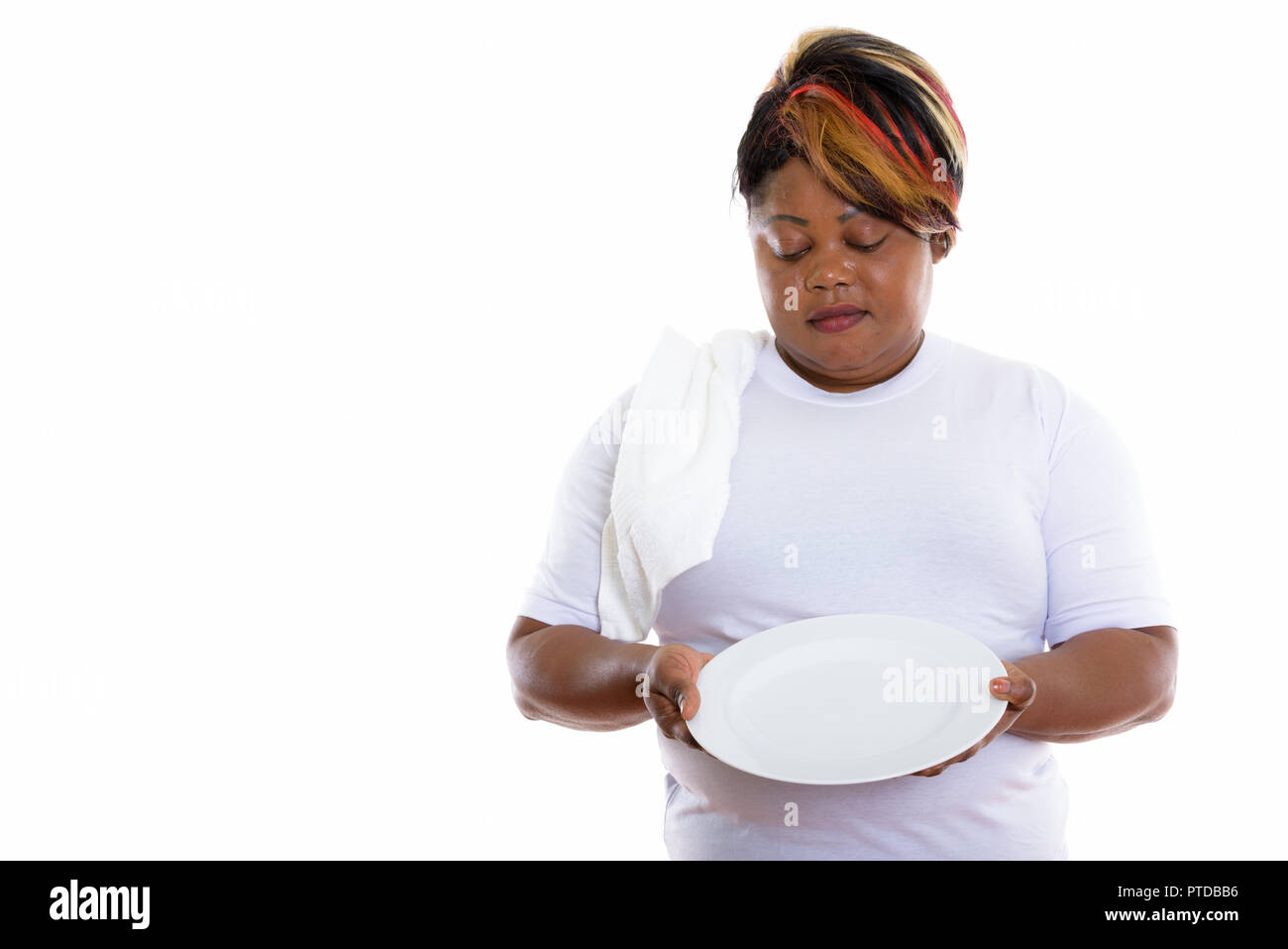 Studio shot of fat black African woman holding et à la recherche à l'em Banque D'Images