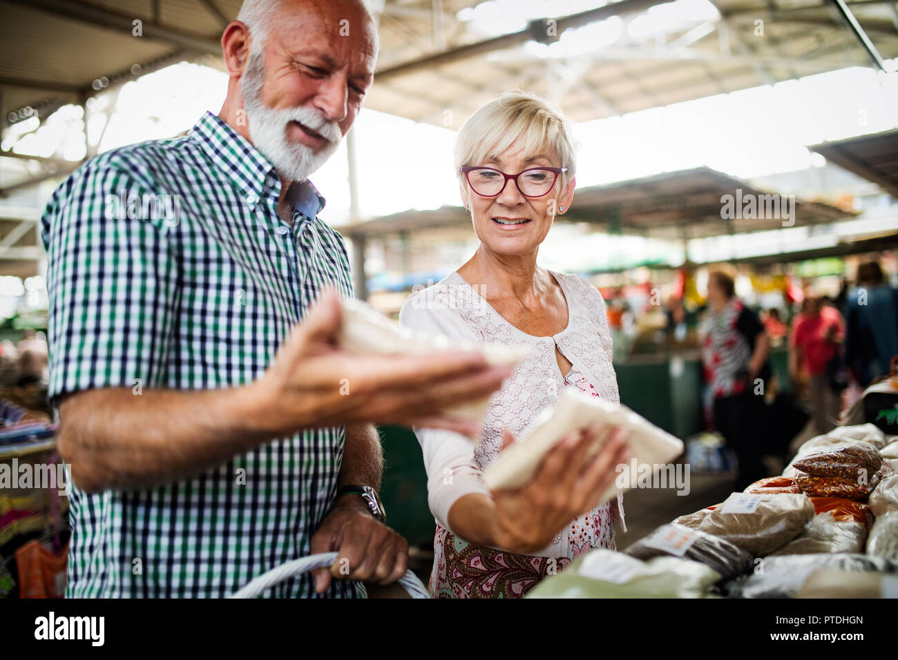 Shopping, de l'alimentation, la vente, la consommation et les gens concept - happy senior couple d'acheter des aliments frais Banque D'Images