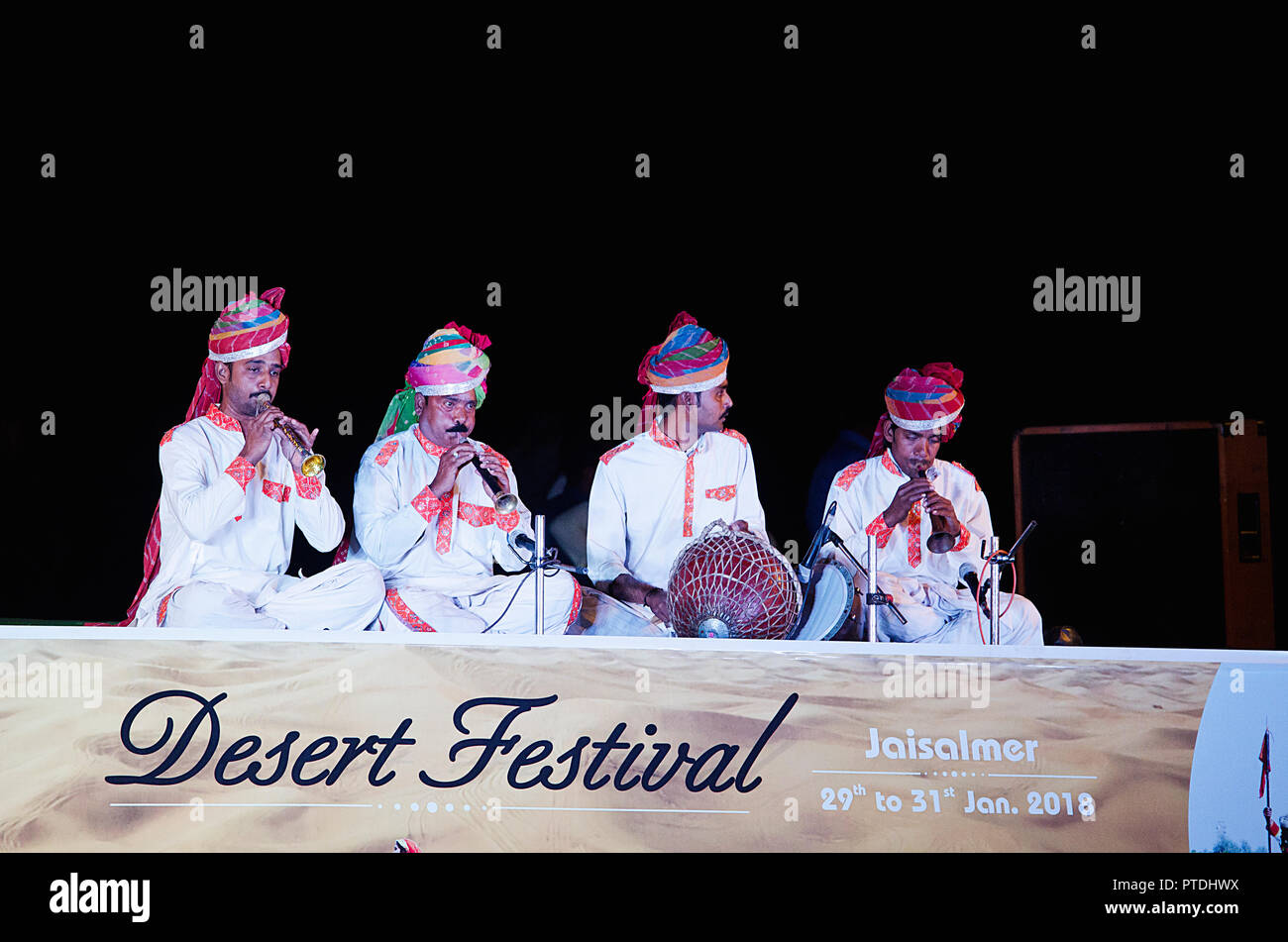 La musique folklorique par des Rajasthanis au Festival du désert à Jaisalmer, 2018 Rajasthan, Inde, Asie Banque D'Images