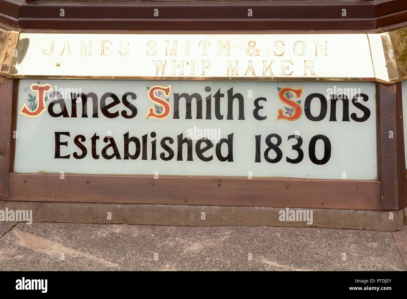 James Smith & Sons - Shop - 1830 établi ce signe montre également que ce détaillant est un fouet bouilloire - basé à Londres en Angleterre Banque D'Images