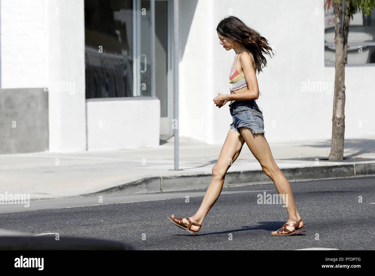 Margaret Qualley est vu l'ensemble de 'Il était une fois à Hollywood" sur le Boulevard Burbank, le 6 octobre 2018 à Burbank, Californie. Dans le monde d'utilisation | Banque D'Images