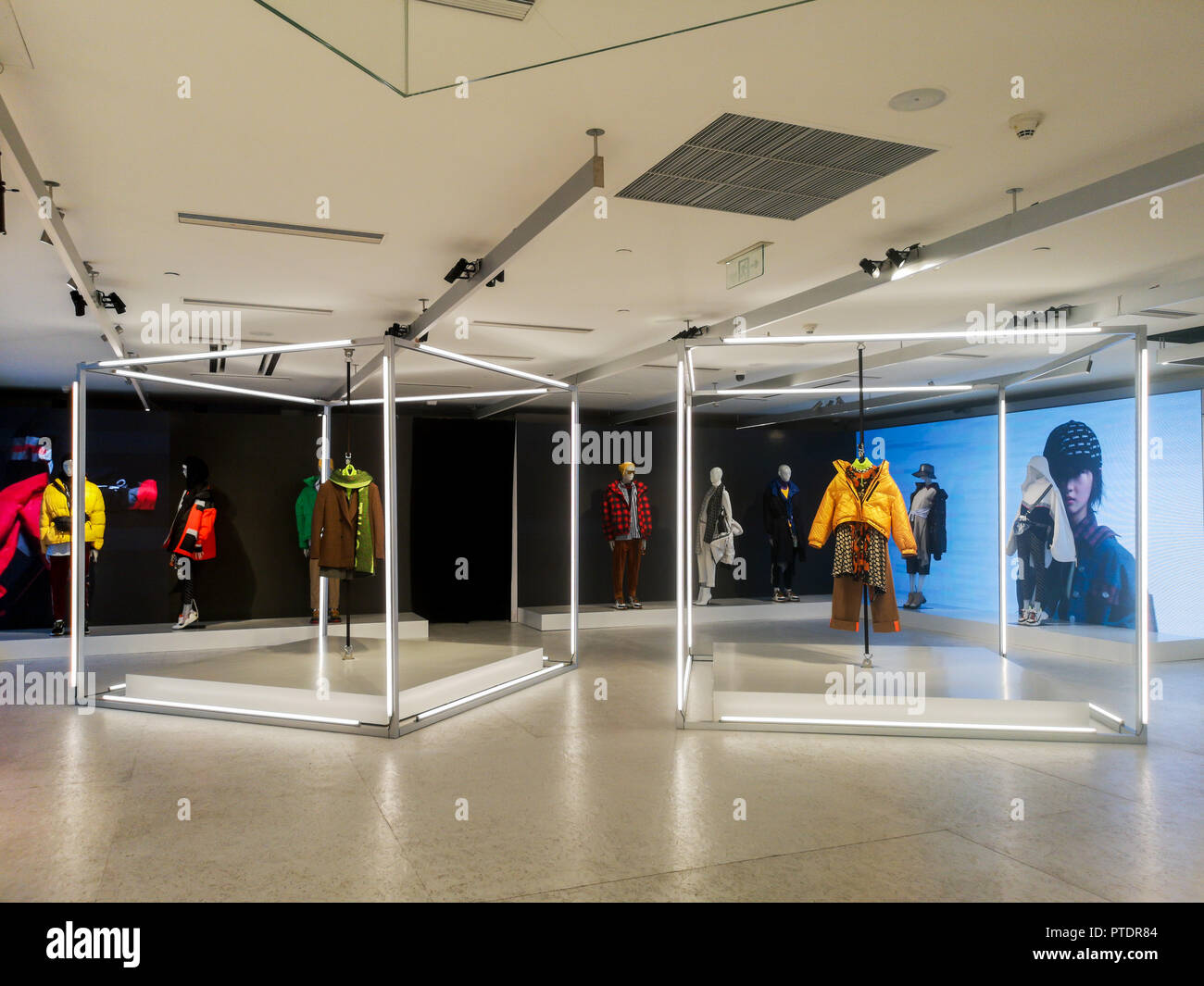 Shanghai, Shanghai, Chine. 9 octobre, 2018. Shanghai, Chine - le premier pop  up store de Zara ouvre à Shanghai, Chine, le 8 octobre 2018. Crédit : SIPA  Asie/ZUMA/Alamy Fil Live News Photo Stock - Alamy