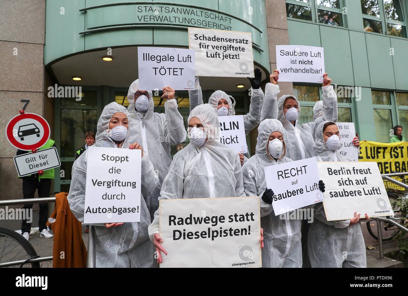 09 octobre 2018, Berlin : Les travailleurs qui protestaient sont sur le point de commencer une procédure orale devant le tribunal administratif sur le diesel d'interdictions. La cour est en négociation possible d'interdictions de diesel dans la capitale. La valeur limite pour le dioxyde d'azote nocifs est dépassée sur plusieurs rues de Berlin . Photo : Jens Büttner/dpa-Zentralbild/dpa Banque D'Images