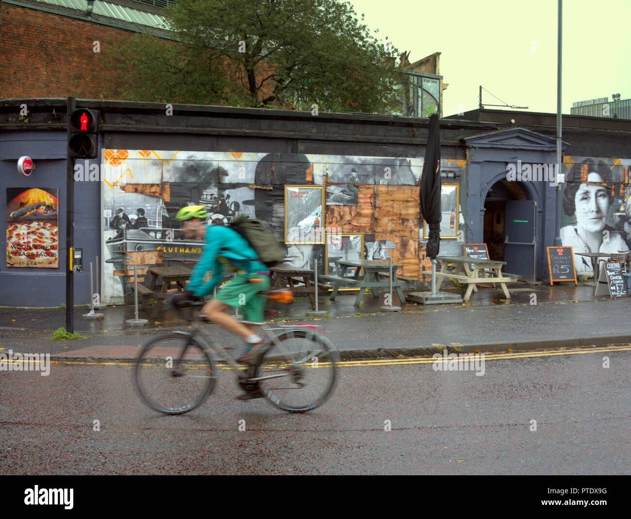 Glasgow, Écosse, Royaume-Uni, 9 octobre 2018. Météo France : la pluie et le vent de ces derniers jours ont eu des effets néfastes sur la célèbre fresque de la Clutha bar scène tragédie de l'hélicoptère avec des parties du portrait Stan Laurel souffrant de la venteux et pluvieux.Les personnes célèbres représentés ont une connexion directe avec le bar ou la ville. Gérard Ferry/Alamy news Crédit : Gérard ferry/Alamy Live News Banque D'Images