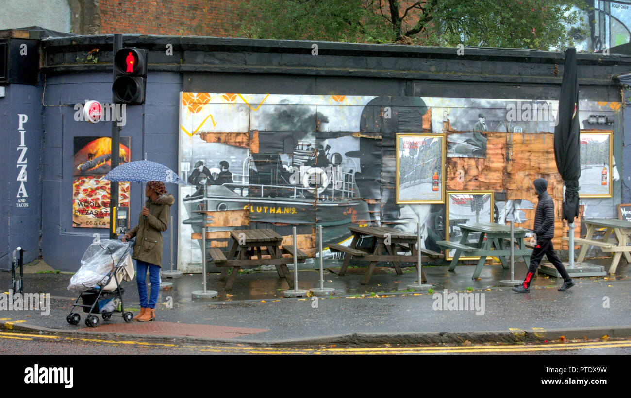 Glasgow, Écosse, Royaume-Uni, 9 octobre 2018. Météo France : la pluie et le vent de ces derniers jours ont eu des effets néfastes sur la célèbre fresque de la Clutha bar scène tragédie de l'hélicoptère avec des parties du portrait Stan Laurel souffrant de la venteux et pluvieux.Les personnes célèbres représentés ont une connexion directe avec le bar ou la ville. Gérard Ferry/Alamy news Crédit : Gérard ferry/Alamy Live News Banque D'Images