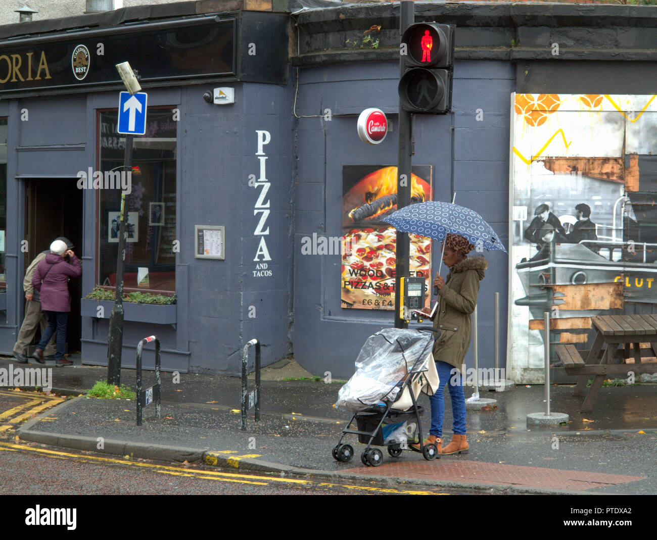 Glasgow, Écosse, Royaume-Uni, 9 octobre 2018. Météo France : la pluie et le vent de ces derniers jours ont eu des effets néfastes sur la célèbre fresque de la Clutha bar scène tragédie de l'hélicoptère avec des parties du portrait Stan Laurel souffrant de la venteux et pluvieux.Les personnes célèbres représentés ont une connexion directe avec le bar ou la ville. Gérard Ferry/Alamy news Crédit : Gérard ferry/Alamy Live News Banque D'Images