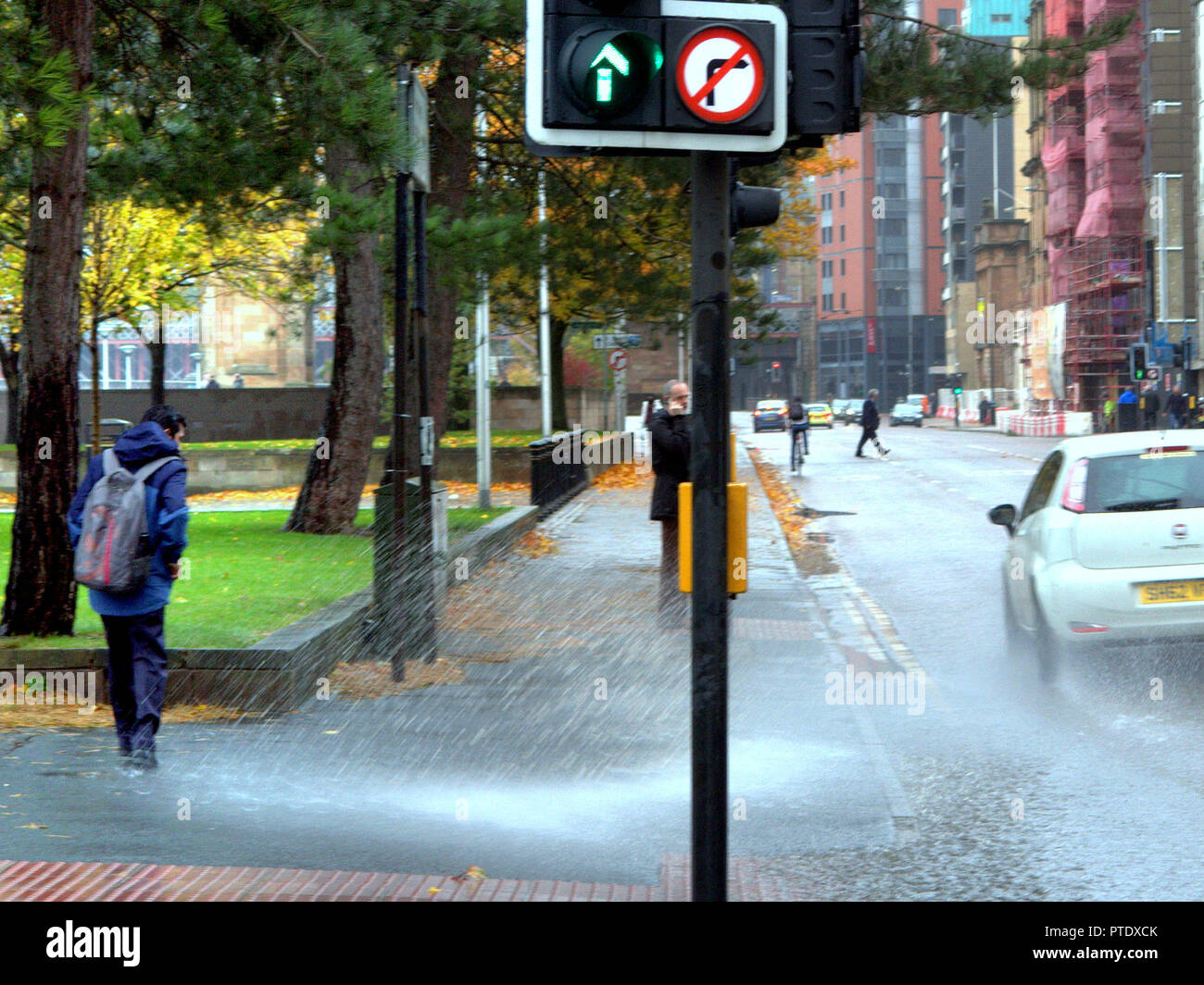 Glasgow, Écosse, Royaume-Uni, 9 octobre 2018. Météo France : la pluie et le vent au cours des derniers jours ont laissé des traces dans les rues et les piétons qu'ils font leur chemin autour de la ville avec la combinaison de trafic avec les chaussées inondées . Gérard Ferry/Alamy news Crédit : Gérard ferry/Alamy Live News Banque D'Images
