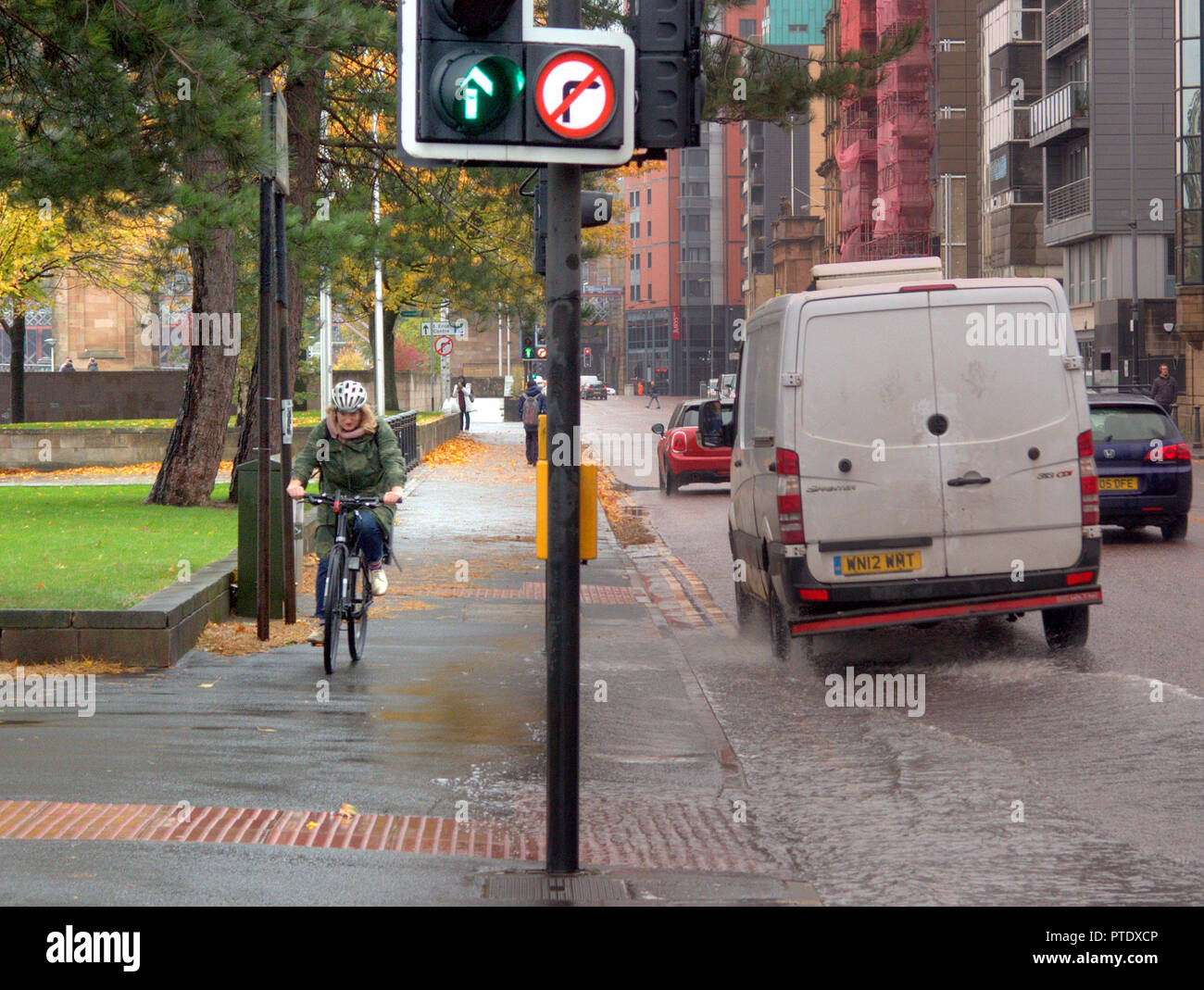 Glasgow, Écosse, Royaume-Uni, 9 octobre 2018. Météo France : la pluie et le vent au cours des derniers jours ont laissé des traces dans les rues et les piétons qu'ils font leur chemin autour de la ville avec la combinaison de trafic avec les chaussées inondées . Gérard Ferry/Alamy news Crédit : Gérard ferry/Alamy Live News Banque D'Images