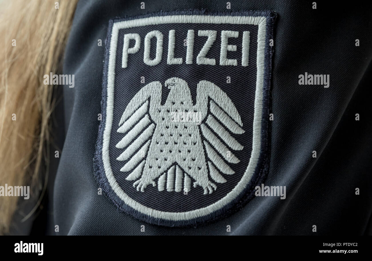 09 octobre 2018, Berlin : l'aigle du Bundestag allemand n'est que sur les nouveaux uniformes de la police au Bundestag allemand. Après que le gouvernement fédéral et de l'Etat, la police du Bundestag allemand est le plus petit de l'autorité de police indépendants. Cependant, les nouveaux uniformes sont identiques à ceux de la Police fédérale. Seulement l'épaule et d'insignes sont marqués avec l'aigle du Bundestag. Photo : Michael Kappeler/dpa Banque D'Images