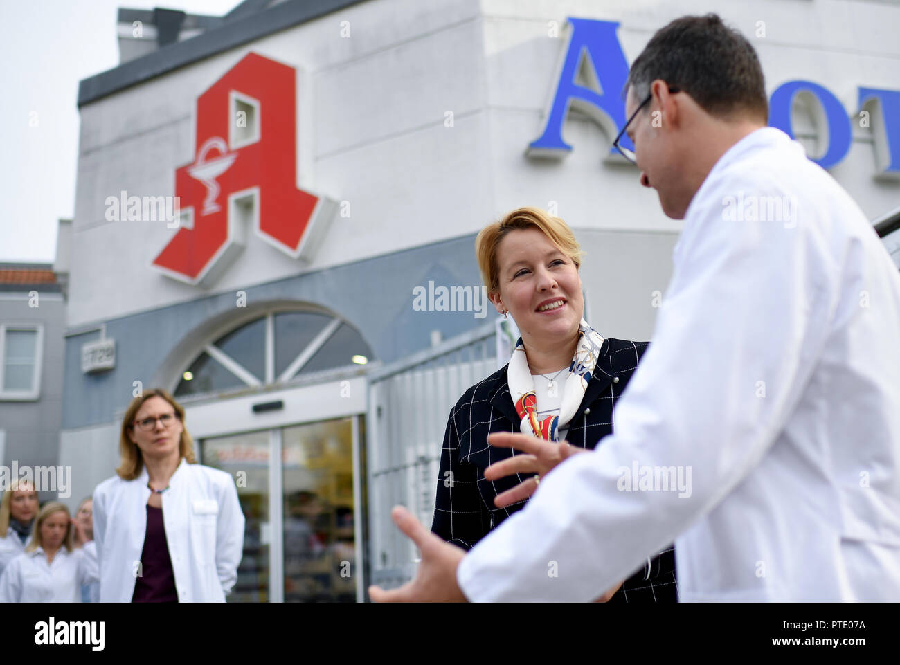 09 octobre 2018, Berlin : Franziska Giffey (2e à partir de la droite, SPD), Ministre fédéral de la famille, des personnes âgées, des femmes et des jeunes, parle à votre pharmacien Joachim Stolle. Elle rend visite à la pharmacie dans le cadre de la campagne "Les femmes enceintes dans le besoin'. L'anonyme et offre une aide pour les femmes enceintes en situation de conflit. Photo : Britta Pedersen/dpa-Zentralbild/dpa Banque D'Images