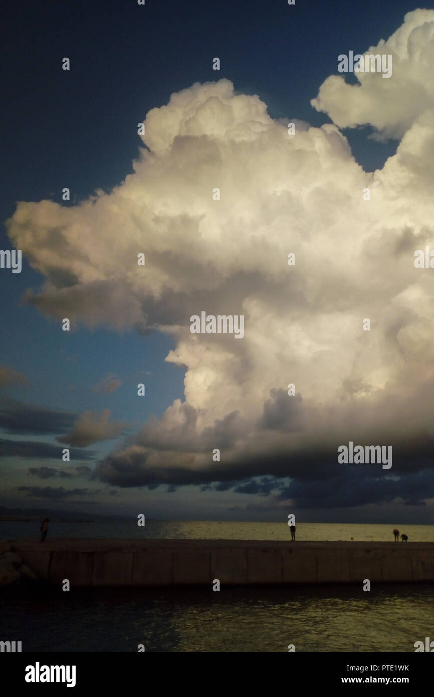 Barcelone, Catalogne, Espagne. 8 octobre, 2018. Les nuages orageux approche par rapport à une digue de Barcelone le lundi 8e soir. Crédit : Jordi Boixareu/ZUMA/Alamy Fil Live News Banque D'Images