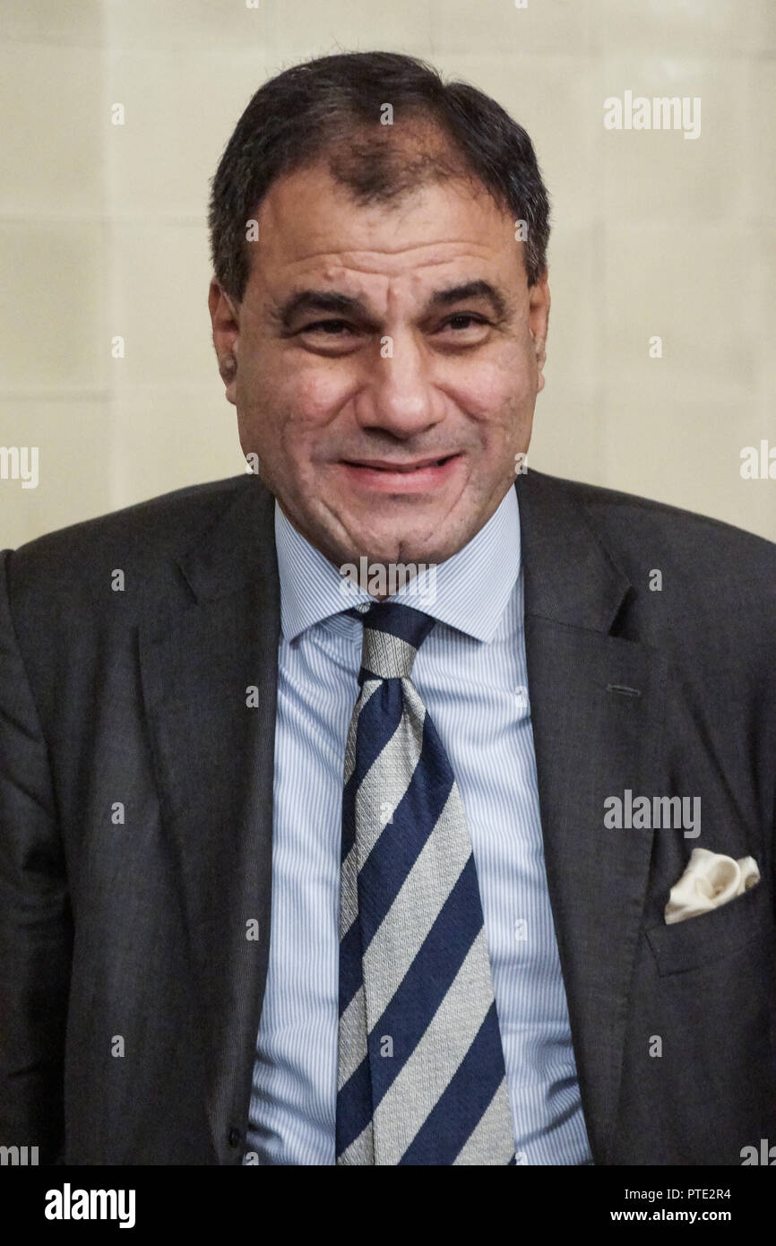 Londres, Royaume-Uni. 09 octobre 2018. Londres, Angleterre. Lord Bilimoria au Club Libéral National David Lloyd George de la Chambre. Lord Bilimoria est un crossbencher, par les pairs la première Parsi zoroastriens de le faire. Co-fondateur de Cobra beer, il a parlé des relations anglo-indienne, l'entreprise, la valeur de la Chambre des Lords et Brexit qu'il n'est pas d'accord avec. Il a posé par un portrait de Dadabhai Naoroji, la première MP d'Asie. © Peter Hogan/Alamy Live News Banque D'Images