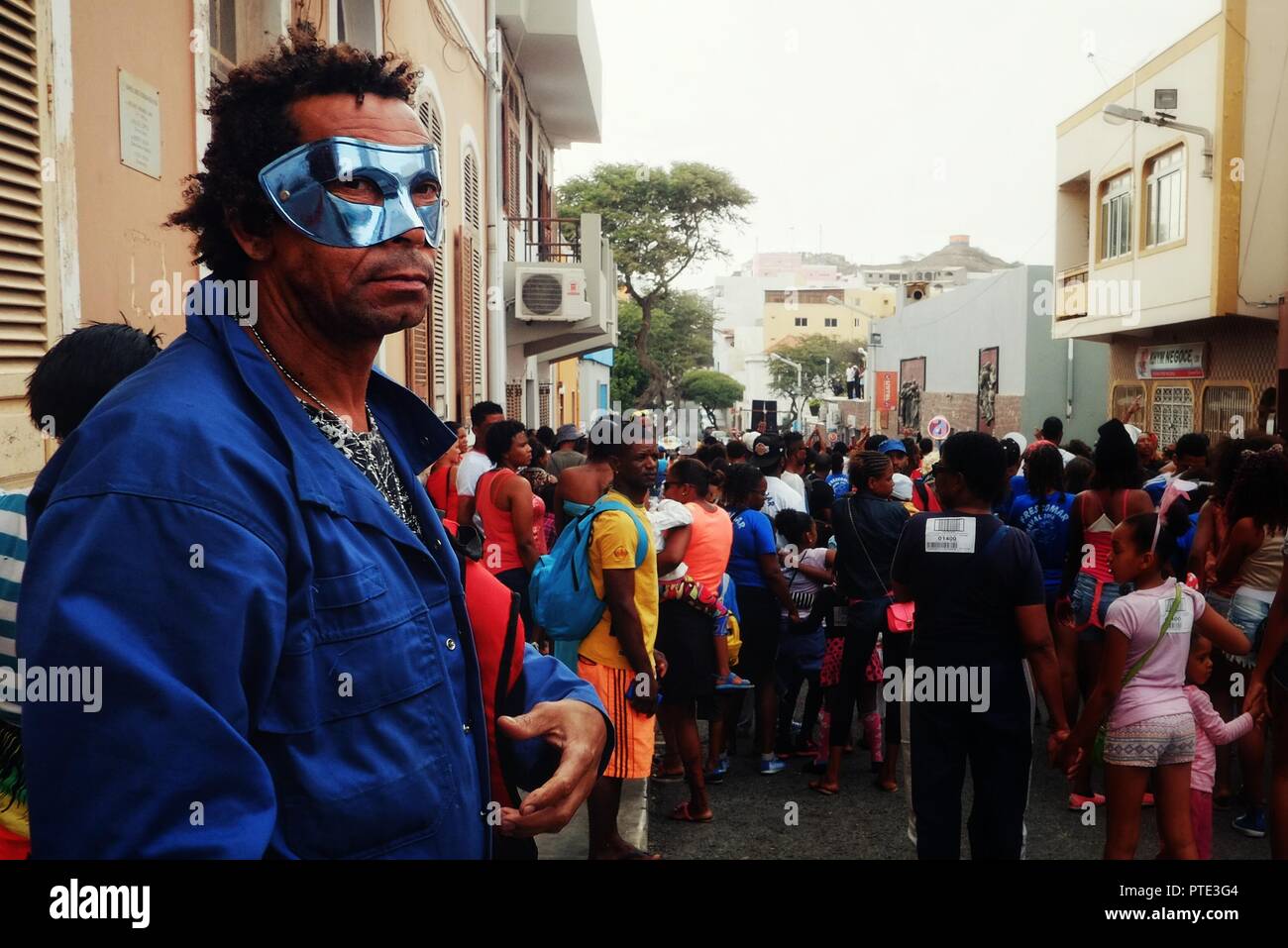 Mindelo, île de Sao Vicente, Cap Vert - 5 janv. 2016 : l'homme avec un masque de regarder l'événement carnaval dans les rues de la ville Banque D'Images