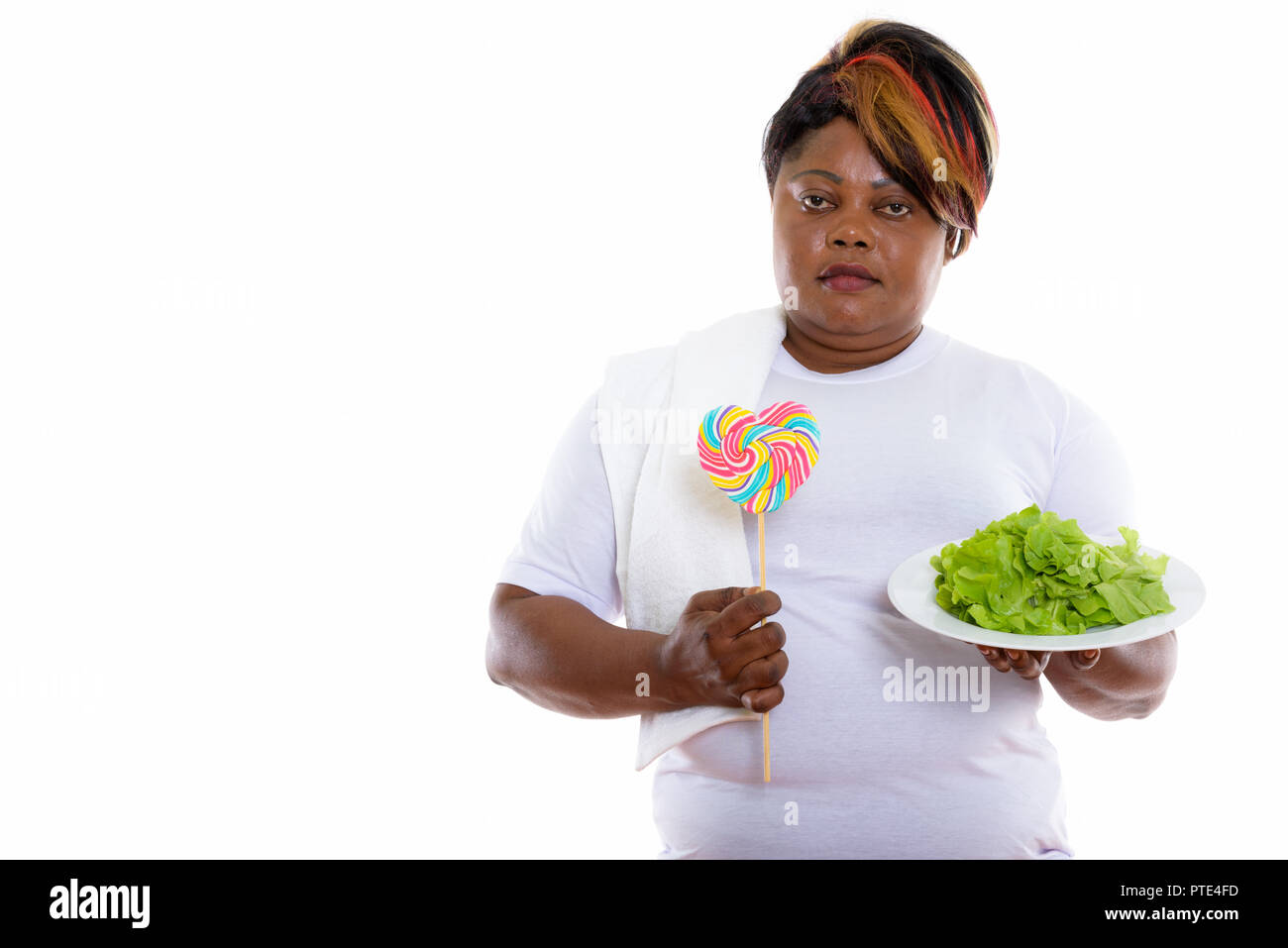 Studio shot of fat black African woman holding a servi de laitue sur Banque D'Images