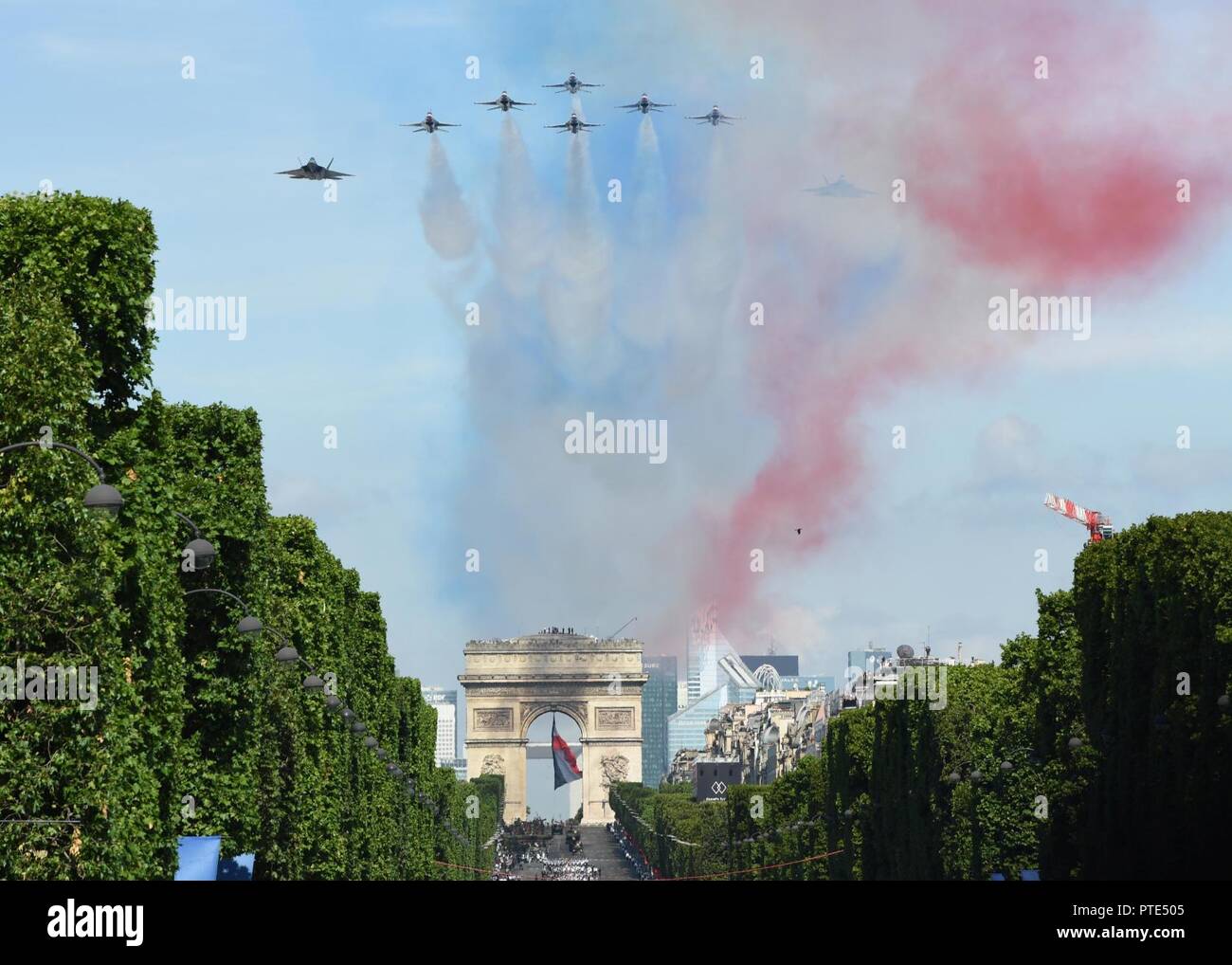 PARIS (14 juillet 2017) à l'étape avec un color guard d'enfiler la Première Guerre mondiale, des uniformes de l'époque, les soldats, marins, aviateurs et marines assignés aux unités en Europe et la 1ère Division d'infanterie, de Fort Riley, Kansas, stand dans les rangs avant le début de la parade militaire sur le jour de la Bastille. Une première dans l'histoire, les États-Unis ont conduit le défilé comme pays d'honneur cette année en commémoration du centenaire de l'entrée des États-Unis dans la Première Guerre mondiale et le partenariat de longue date entre la France et les États-Unis. Banque D'Images