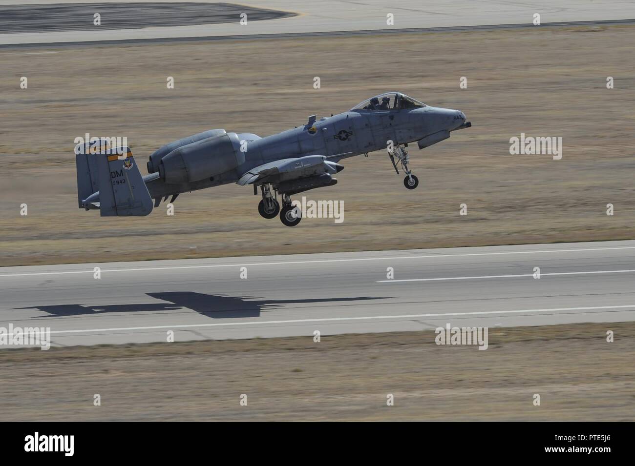 La U.S. Air Force A-10C Thunderbolt II affecté à la 357e Escadron de chasse prend son envol à partir de la ligne de vol à la base aérienne Davis-Monthan Air Force Base, en Arizona, le 12 juillet 2017. L'aéronef peut survivre à des tirs directs d'obus-haute et de projectiles explosifs. Banque D'Images