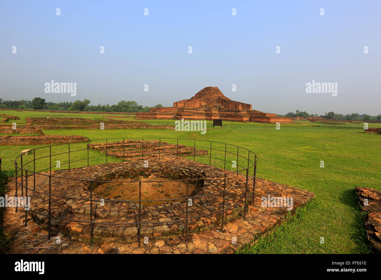 Monastère bouddhiste de Paharpur au village de Paharpur Badalgachhi en vertu de l'upazila de District de Naogaon au Bangladesh. C'est parmi les plus connus vihar bouddhiste Banque D'Images