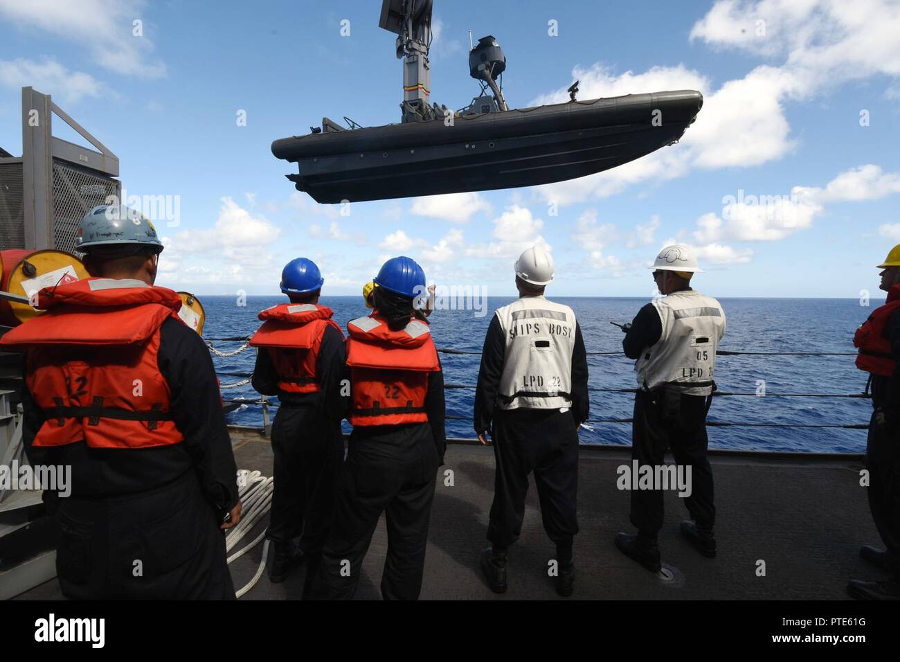 Océan Pacifique (Juillet 14, 2017) - Les Marins affectés au service du pont à bord du quai de transport amphibie USS San Diego (LPD 22), stand by comme une coque rigide, bateau gonflable, affecté à l'unité d'assaut 1, est abaissée en position d'embarquement lors d'un exercice de maintien en puissance. San Diego est engagé dans un déploiement prévu dans le cadre de l'Amérique du groupe amphibie, qui est composé de plus de 1 800 marins et 2 600 Marines américains affectés à l'assaut amphibie USS America (LHA 6), le quai de débarquement amphibie USS Pearl Harbor (LSD 52) et San Diego. Banque D'Images