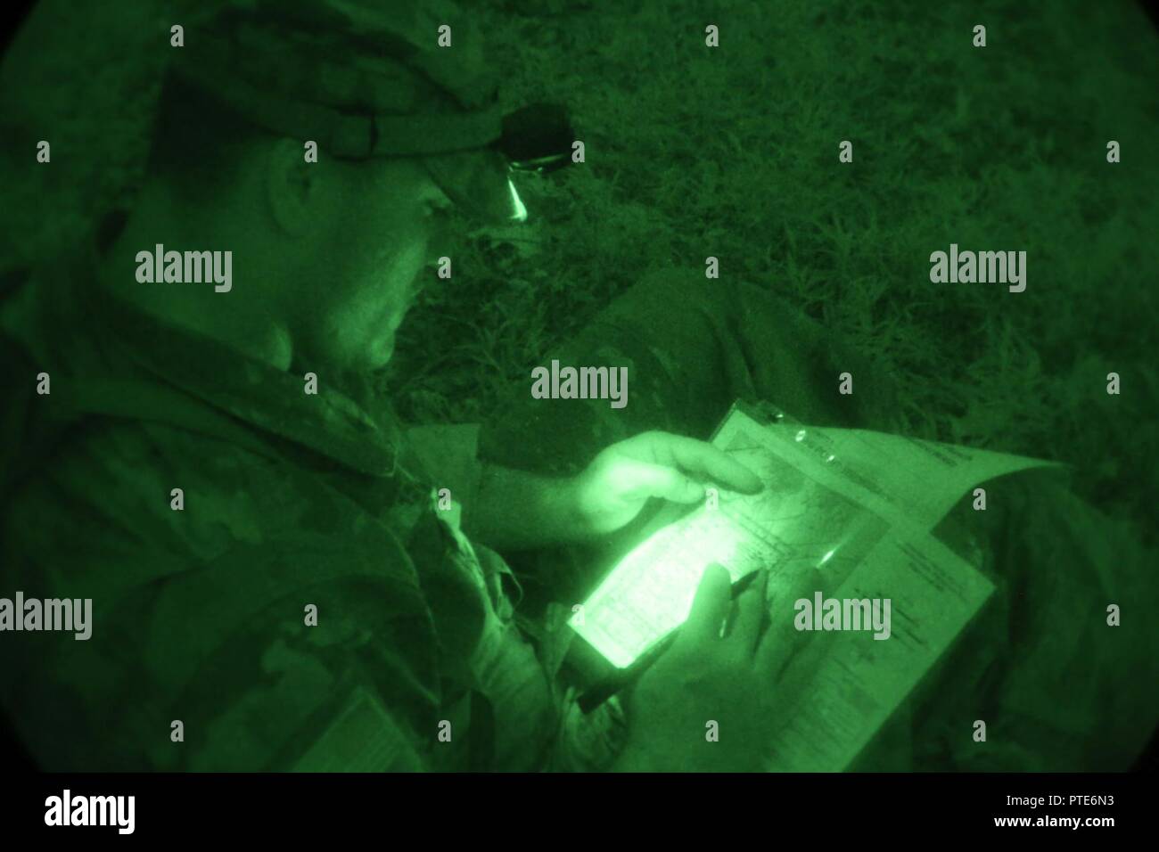 La CPS de l'armée américaine. Luke Carter, 52e Groupe de munitions (NEM), parcelles ses points au cours d'une nuit d'évaluation de la navigation terrestre, Aberdeen Proving Ground, Md., le 12 juillet 2017. Le 20e Concours de meilleur guerrier CBRNE est un concours au niveau de la division qui permettra d'identifier un soldat et un sous-officier à passer à la concurrence FORSCOM Meilleur guerrier. Banque D'Images