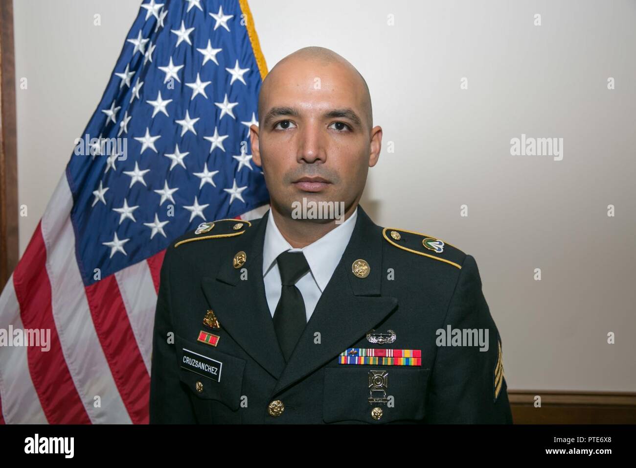 Le sergent de l'armée américaine. Luis Cruz, attribué à 687e port rapide ouvrant, participe à l'armée de 2017 du Commandement du matériel de la concurrence meilleur guerrier 16 juillet 2017, à Camp Atterbury, Indiana. Au cours des trois jours de compétition, ces guerriers d'élite sont de base et avancées sur l'essai des tâches et des exercices du guerrier. Banque D'Images