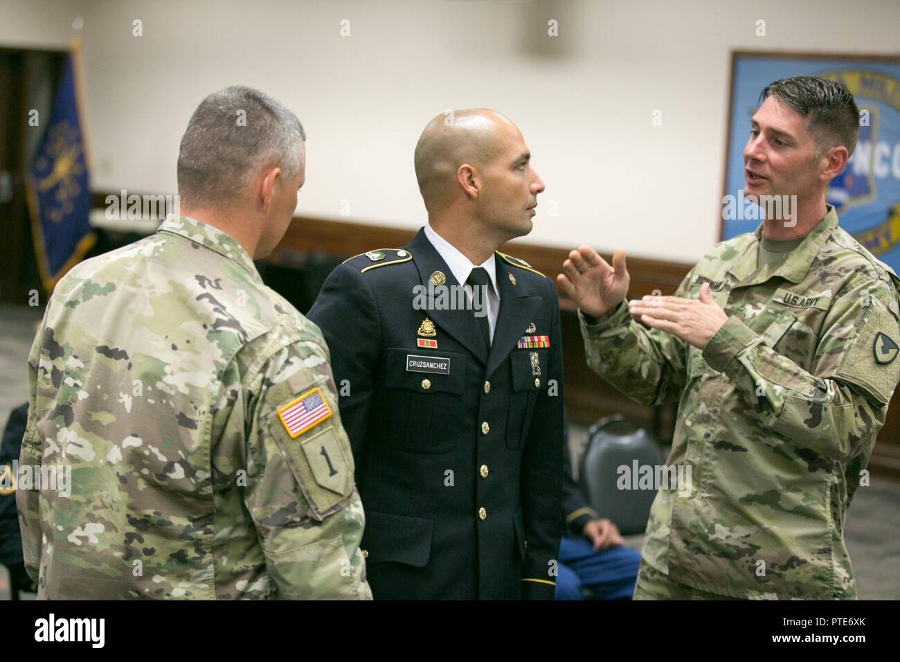 Le sergent de l'armée américaine. 1re classe David Dickmann et le Sgt. 1re classe Robert Durham, gauche, inspecter le Sgt. Luis Cruz' uniforme pendant le commandement du matériel de l'Armée 2017 Meilleur guerrier de la concurrence 16 juillet 2017, à Camp Atterbury, Indiana. Au cours des trois jours de compétition, ces guerriers d'élite sont de base et avancées sur l'essai des tâches et des exercices du guerrier. Banque D'Images